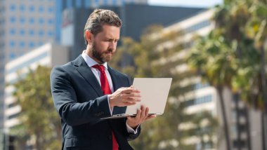 e-postayı kontrol et Serbest çalışan adam blogu çevrimiçi. Blog yazmak için dizüstü bilgisayar kullanan konsantre bir iş adamı. Sosyal ağ ve web günlüğü. İş bilgisayarı iletişimi. Modern teknoloji. İnternet erişimi.