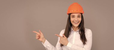 Kadın inşaat işçisi. İnşaatçı şapkalı bir iş kadını. Baş mimar mühendisi. İzole edilmiş yüz portresi, taklit alanı olan pankart