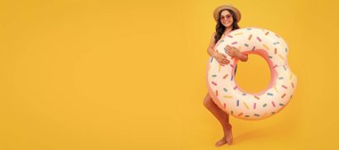 Havuz partisi için havuz yüzüklü güneş gözlüklü çocuk yaz tatilinde, hafta sonu tatilinde. Yazlık mayo giyen kız çocuğu afişi, fotokopi alanı olan poster başlığı