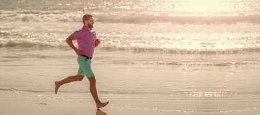 Koşucu özgürlüğü hisseder. Sabahın tadını çıkarıyorum. Dayanıklılık ve dayanıklılık. Neşeli bir sporcu. Koşan ve zıplayan adam, kopyalama alanı olan pankart