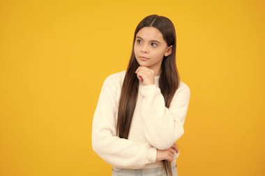 Düşünen genç kız, düşünceli duygu. Düşünceli ergen çocuk düşüncesi, düşünceli çocuk fikri, izole edilmiş sarı arka planda izole edilmiş bir poz. Meraklı çocuk, plan yapmayı düşün.