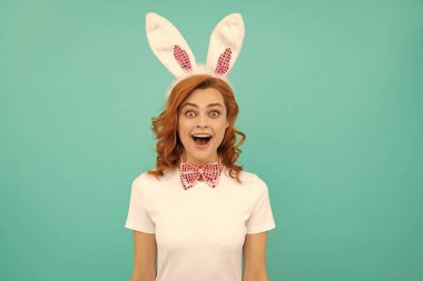 Tavşan kulaklı Paskalya kızı ve mavi arka planda papyon..