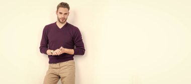 Moda erkek mankeni şık erkek kıyafetleri giyer. Beyaz, modaya uygun giyinir. İnsan yüzü portresi, kopyalama alanı olan pankart