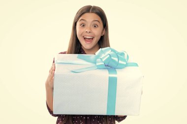 Sevimli ergen kız sevgililer günüyle kutluyor, romantik hediye kutusu veriyor. Hediye, selam ve hediye konsepti. Doğum günü tatili konsepti. Heyecanlı genç kızın portresi.