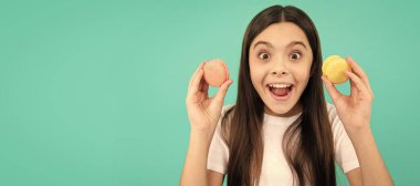 Hayret bir çocuk Fransız kurabiyesi ya da badem kurabiyesi ister..