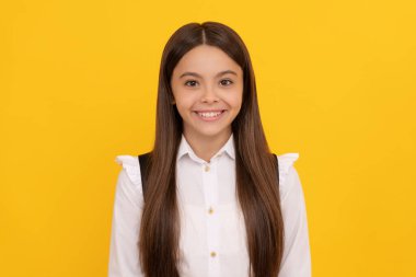 Okul üniformasıyla mutlu genç kız portresi duyguları ve mutluluğu ifade ediyor..