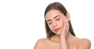 Günlük alışkanlık ve kişisel bakım. Cilt güzelliği. kopyalama alanı. pürüzsüz ve yumuşak kadın teni. Kadın yüzüne dokunuyor. Omuzları çıplak genç bir kız. Beyaz üzerinde izole edilmiş kadın portresi.