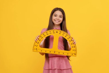 Boyutunu ölçün. Trigonometri kırtasiyesi. Ölçme ve ölçme. Çocuk eğitimi. Matematik. Gülümseyen genç kız iletken cetvel tutuyor. Okula dönüyorum. Cebir ve geometri. çocuk matematik okuyor.