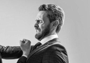 Yumruk saldırısına karşı savunma. Yumruk yemekten korkan bir adam. Avukatlar işyerlerinde saldırganlıktan muzdariptirler. Fiziksel saldırı ve kavga. İş yerinde çelişki.