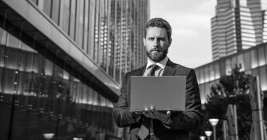 Modern teknoloji. İnternet erişimi. e-postayı kontrol et Yetişkin serbest çalışan adam blogu internette yayınlıyor. İş adamı blog yazmak için dizüstü bilgisayar kullanıyor. Sosyal ağ ve web günlüğü. ticari bilgisayar iletişimi.