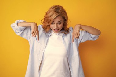 Kadın fotokopi alanını işaret ediyor, kopyalama alanını gösteriyor. Promosyon, reklam içerikli jest gösteren kız, elle tavsiye edilen ürünü işaret ediyor. İzole edilmiş arkaplan