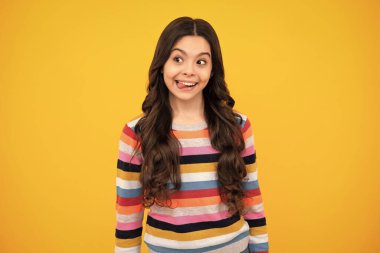 Komik çocuk suratı. Aptal genç kız portresi gülümseyen ve kamerada dil gösteren komik suratlar yapan.