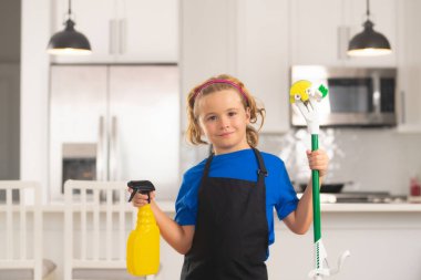 Çocuk paspaslama, evi temizleme. Deterjan ve temizlik aksesuarları. Temizlik servisi. Küçük çocuk oda servisi.