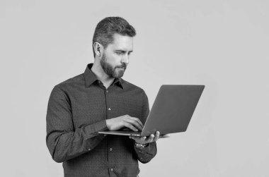 Çabuk başla. Sakallı adam dizüstü bilgisayarda çalışıyor. Çevrimiçi iş. E-ticaret açılışı. E-ticaret. Girişimci şirket. Sosyal medya pazarlaması. Web gelişimi. Serbest Yazma.