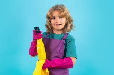 Çocuk ev işlerine yardım ediyor, evi temizliyor. Aksesuar temizleme, temizlik malzemeleri. Ev işlerine yardım eden, evi temizleyen çocuk portresi. Oda servisi, ev işleri.