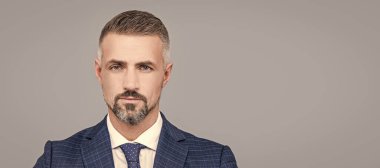 İnsan yüzü portresi, fotokopi alanı olan pankart. Boz iş adamı avuçlarını bir arada tutar. İş başarısı. Takım elbiseli, konsantre bir adam.