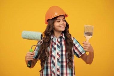İnşaat alanında küçük miğfer ustası. Fırça aletli ya da boya silindirli genç kız ressam. Tamir işinde olan bir çocuk. Yenileme konsepti