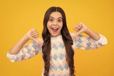 Heyecanlı çocuk suratı. Şaşırtıcı bir ifade, neşeli ve mutlu. Çocuk Günü