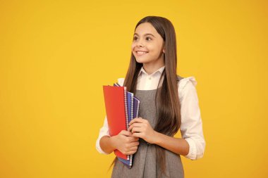 Okula dönelim. Kitaplı liseli bir kızın portresi. Çocuk okulu ve eğitim konsepti. Öğrenci kız.