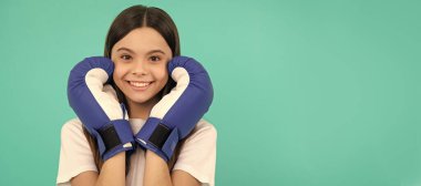 Spor antrenmanı, fotokopi alanı, spor giyim sırasında boks eldivenli mutlu çocuk boksör. Ayrı çocuk yüzünün yatay posteri, afiş başlığı, kopyalama alanı