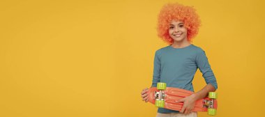 1 Nisan şakası. Mutlu çocukluk aktiviteleri. Kızların doğum günü partisi. Peruklu neşeli çocuk. Peruklu komik ergen çocuk, parti posteri. Başlık, kopyalama alanı