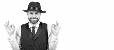 Gülümseyen, sakallı, olgun, zarif bir adam. Saç ve sakal bakımı. Resmi iş adamı. İnsan yüzü portresi, kopyalama alanı olan pankart