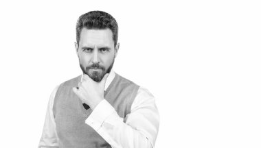 ciddi sakallı zarif bir adam beyaz arka planda izole edilmiş, kopyalama alanı, karizma.