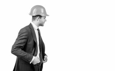 Profesyonel bir adam beyaz fotokopi alanında izole edilmiş resmi kıyafetli bir şapka giyer, mühendis..