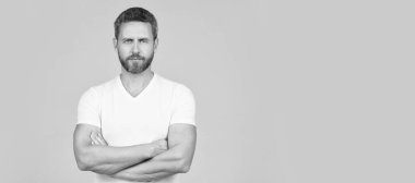 Kendine güveni olan adam. Kendine güveni tam, gri bir geçmişi var. İnsan yüzü portresi, kopyalama alanı olan pankart