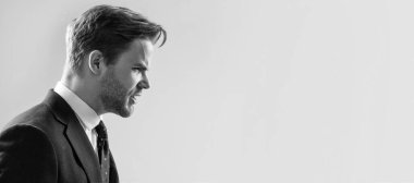 Gerçekten çok kızgın. Öfkeli patron gri arka plan. Profesyonel adam Öfkeli Adam 'ın portresini gösterdi. Fotokopi alanı olan pankart. Takım elbiseli iş adamı, izole stüdyo geçmişi, afiş afişi.