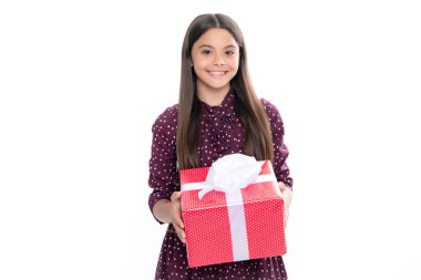 12-14 yaşlarında, izole edilmiş beyaz bir geçmişi olan bir çocuk. Doğum günü, tatil konsepti. Gençler hediye kutusunu tutar. Mutlu gülümseyen genç kızın portresi.
