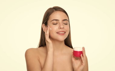 Günlük alışkanlık ve kişisel bakım. Cilt güzelliği. Güzellik kozmetiği. Temizleme fırçası. Bayan kozmetik ürünü sunuyorum. Yüz kremi süren bir kadın. Gülümseyen kız saç maskesi tutuyor. cilt kremi olan bayan.