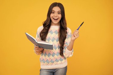 Okula dönelim. Kitaplı liseli bir kızın portresi. Çocuk okulu ve eğitim konsepti. Öğrenci kız.