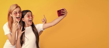 Anne ve kız çocuk afişi, kopyalama alanı, izole edilmiş arka plan. Anne-kız vloglama. Online iletişim. anne ve çocuk blogcuları