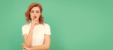 İzole edilmiş yüz portresi, fotokopi alanı olan pankart. Seksi, güzel bir bayan yüzü. Kıvırcık saçlı kadın. Güzellik ve moda. Kadın model.