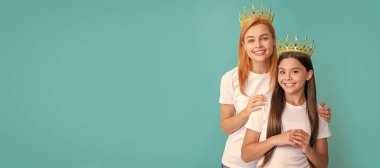 Anne ve kız çocuk afişi, kopyalama alanı, izole edilmiş arka plan. Balo kraliçesi olduğundan emin ol. Bayan ve prenses. Mutlu anne ve kız çocuğu