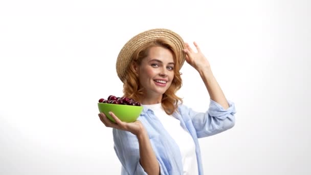 Cheerful Girl Farmer Straw Hat Showing Summer Harvest Sweet Cherry — Stockvideo