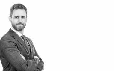 Kendine güvenen resmi takım elbiseli bir patron beyaz fotokopi odasında kollarını çapraz tutuyor, kendine güveniyor..