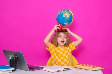 Heyecanlı öğrenci. Okula dönelim. İlkokuldan elinde kitapla komik bir çocuk. Eğitim