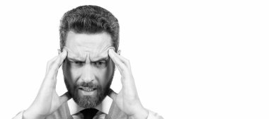 İnsan yüzü portresi, fotokopi alanı olan pankart. beyaz iş adamlarına acı çektirmek. Bıyıklı stresli adamın başı ağrıyor.