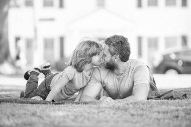 Mutlu baba ve oğlu yeşil park çimlerinde birlikte rahatlayın, babalık.