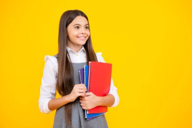 Kopya kitabı olan liseli kız izole edilmiş arka planda poz veriyor. Edebiyat dersi, ilkokul. Entelektüel çocuk okuyucu