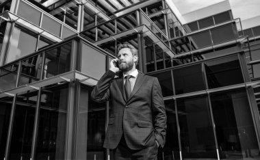 İş görüşmesi. Ses bağlantısı. Yetişkin CEO cep telefonundan konuşuyor. Telefon var. mobil bağlantı teknolojisi. İletişim. Yoğunlaşmış iş adamı akıllı telefondan konuşur. Patron konuşuyor..