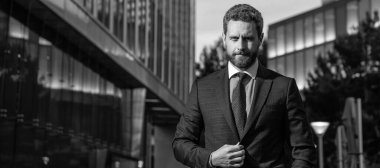 Takım elbiseli başarılı bir adam. Yönetici ofis dışında. Erkek resmi moda. İnsan yüzü portresi, kopyalama alanı olan pankart