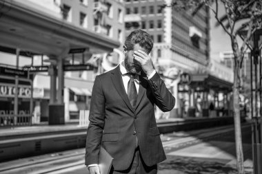 Stresli iş adamları ve stres için modern iş bilgisayarı iletişimi.