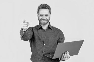 Mutlu programcı bilgisayarı kullanır. Girişimci ya da yönetici. Çevik iş. Profesyonel ağ yöneticisi bilgisayarı tutuyor. Modern kablosuz bilgisayarı olan patron. İşadamı işaret ediyor. iş başarısı.