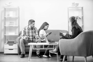 Babası olan telefon bağımlısı çocuk psikolog problemi çözüyor, terapi görüyor..