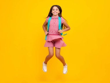 Sırt çantalı okul çocuğu. Tecrit edilmiş genç bir öğrenci. Öğrenme ve bilgi. Git çalış. Çılgınca koş ve atla. Eğitim kavramı