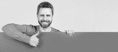 İnsan yüzü portresi, fotokopi alanı olan pankart. İş teklifi için fotokopi alanı olan boş pankartın arkasındaki mutlu adam başparmağını kaldır, teklif et