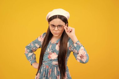 Kızgın suratlı bir kız çocuğu. 12, 13, 14 yaşlarında öfkeli yüzlü, üzgün duyguları olan bir genç.